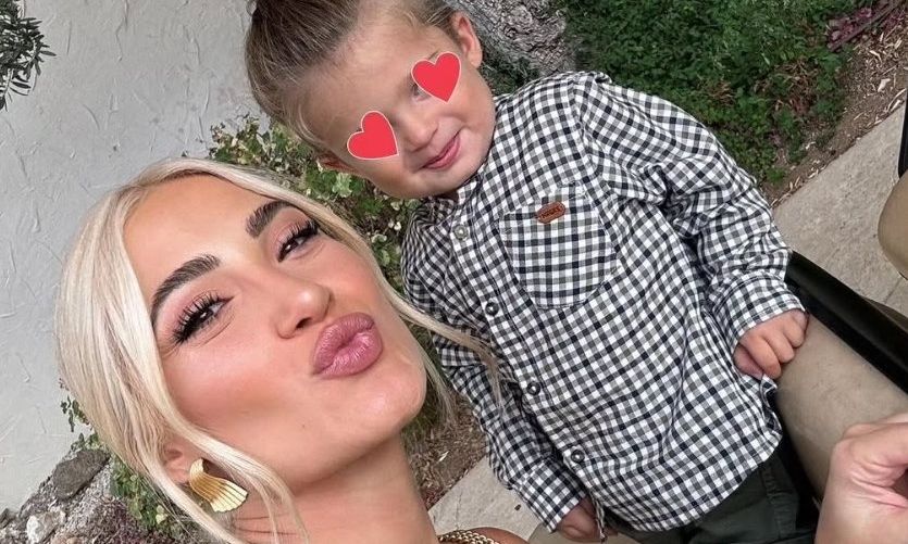 Ιωάννα Τούνη: Το νέο βίντεο με τον γιο της! Το «κρυφτό» στις κουρτίνες και τα πρώτα λογάκια του Πάρη