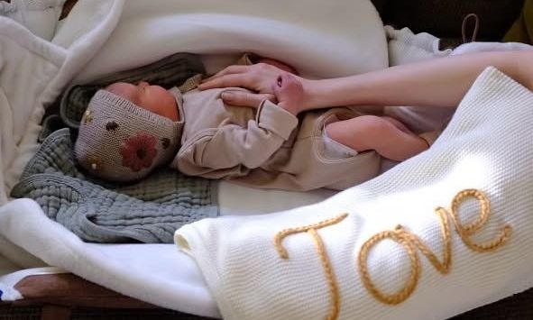 Απέκτησε το πρώτο της παιδί μέσω παρένθετης μητέρας!