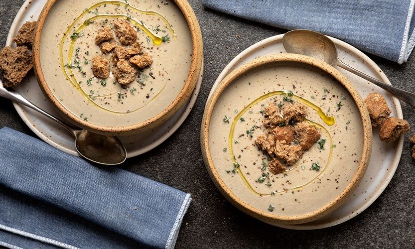 Μανιταρόσουπα με σελινόριζα και λάδι τρούφας από τον Άκη Πετρετζίκη