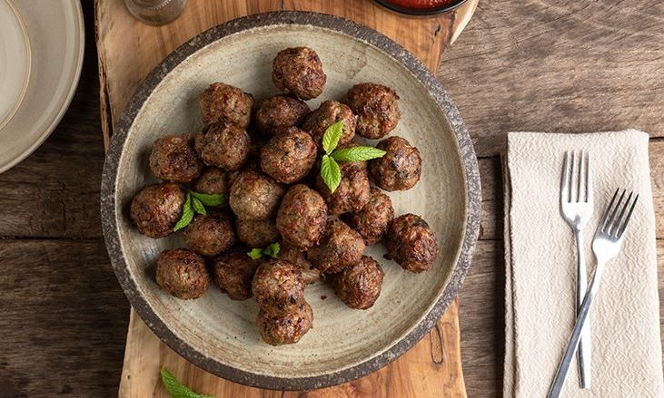 Έχεις air fryer; Δες πώς θα φτιάξεις τα πεντανόστιμα κεφτεδάκια του Πετρετζίκη