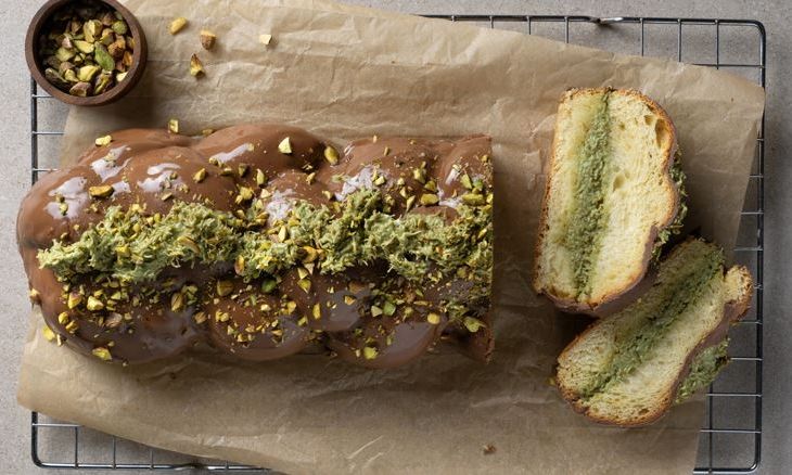 Η συνταγή για το διάσημο τσουρέκι Dubai chocolate του Άκη Πετρετζίκη