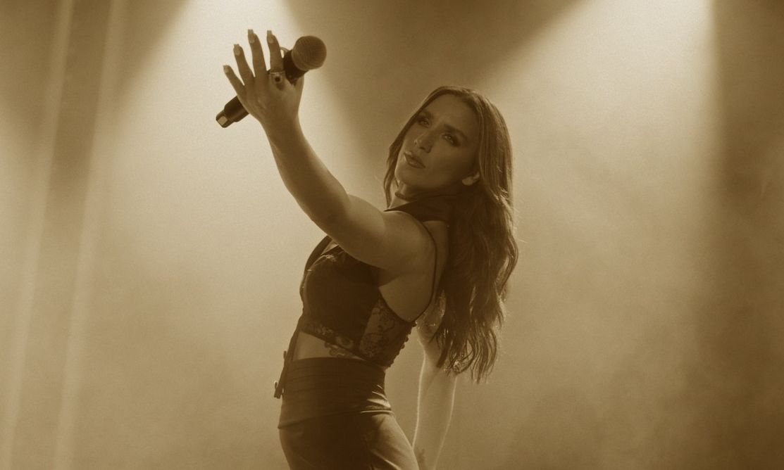 Η Ιουλία Καλλιμάνη τραγουδάει την επιτυχία του Χρήστου Αυγερινού, «Για τα μάτια του κόσμου»