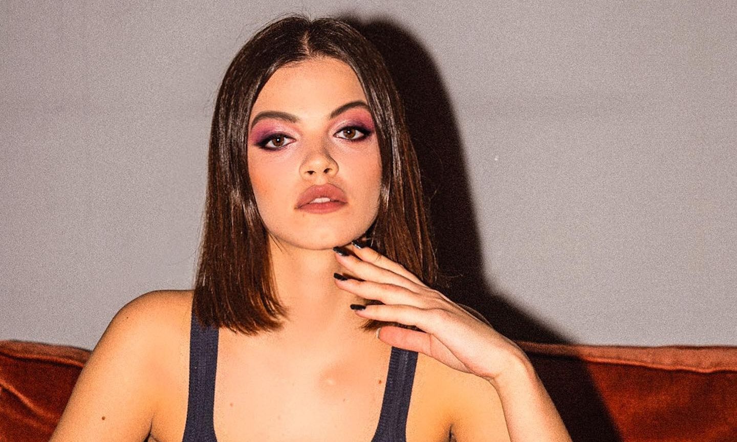 Ερωτευμένη η Τζένη Καζάκου - Η τρυφερή αγκαλιά με τον σύντροφό της στην παραλία & το σπάνιο καρέ!