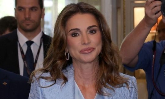 Ξετρελαμένη η βασίλισσα Ράνια με τη νεογέννητη εγγονή της-Οι ευχές στην κόρη & τον Έλληνα γαμπρό της