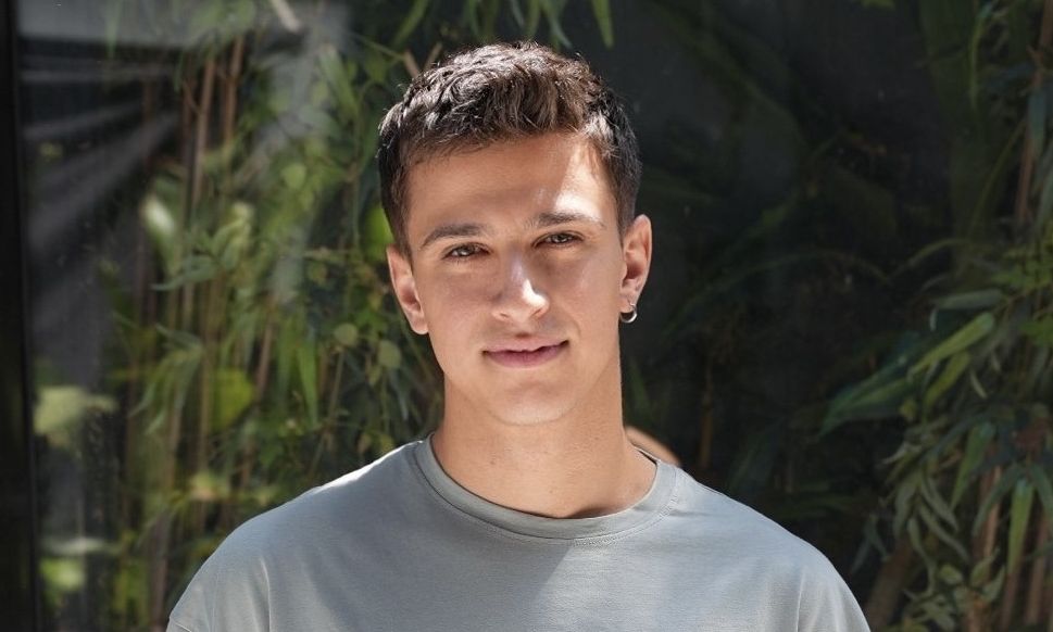 Ο τιμωρός: Θύμα ξυλοδαρμού ο Φίλιππος- Τον χτυπούν βάναυσα