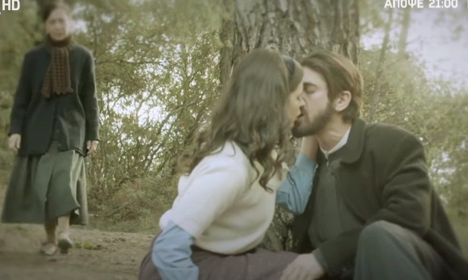 Άγιος Έρωτας: Η Βιργινία πιάνει στα πράσα τον Πατέρα Νικόλαο με την Χλόη να φιλιούνται