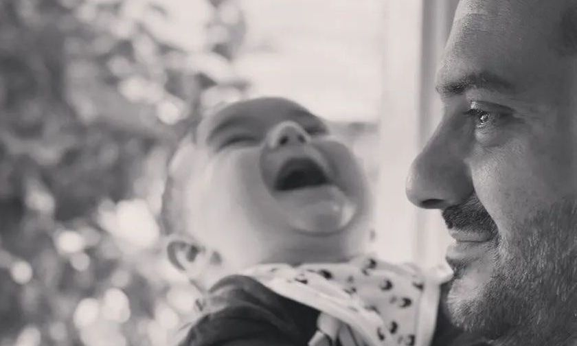 Είστε έτοιμοι να δείτε τον γιο του Λεωνίδα Κουτσόπουλου να παίζει ντραμς; - Το βίντεο της ημέρας