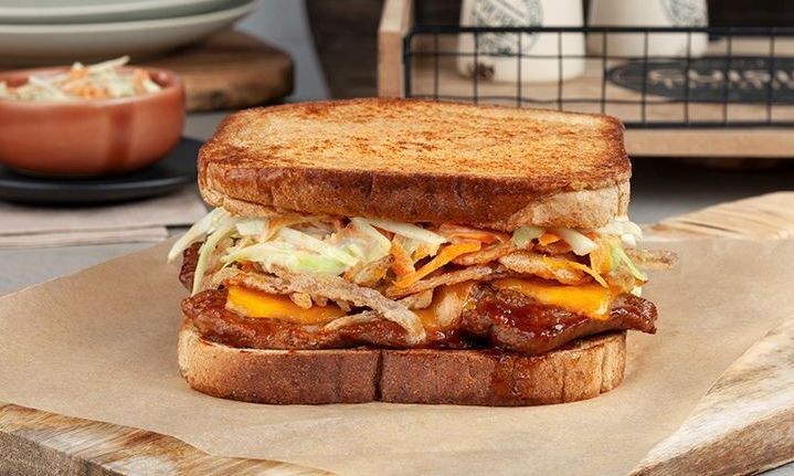 Τοστ με μπριζολάκια BBQ από τον Άκη Πετρετζίκη