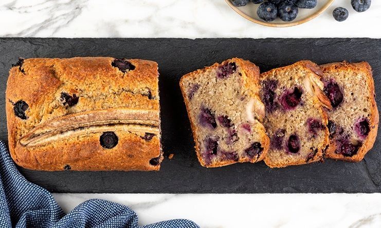 Κέικ μπανάνας με μύρτιλα στο air fryer από τον Άκη Πετρετζίκη!