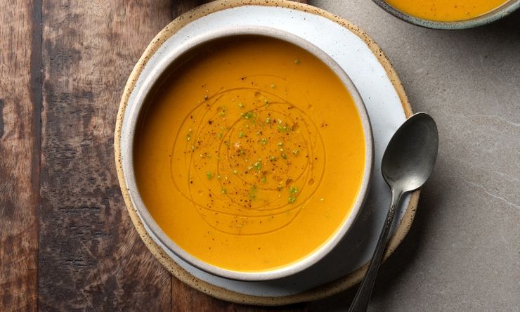 Σούπα γλυκοπατάτας με καρότο και γάλα καρύδας από τον Άκη Πετρετζίκη!