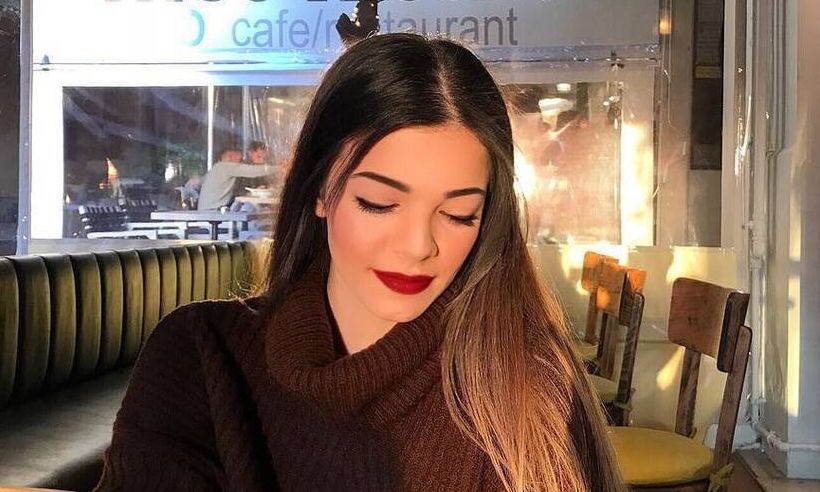 Τζένη Καζάκου: «Ο σύντροφός μου δεν ζήλεψε με τις ερωτικές σκηνές, δείχνει κατανόηση»