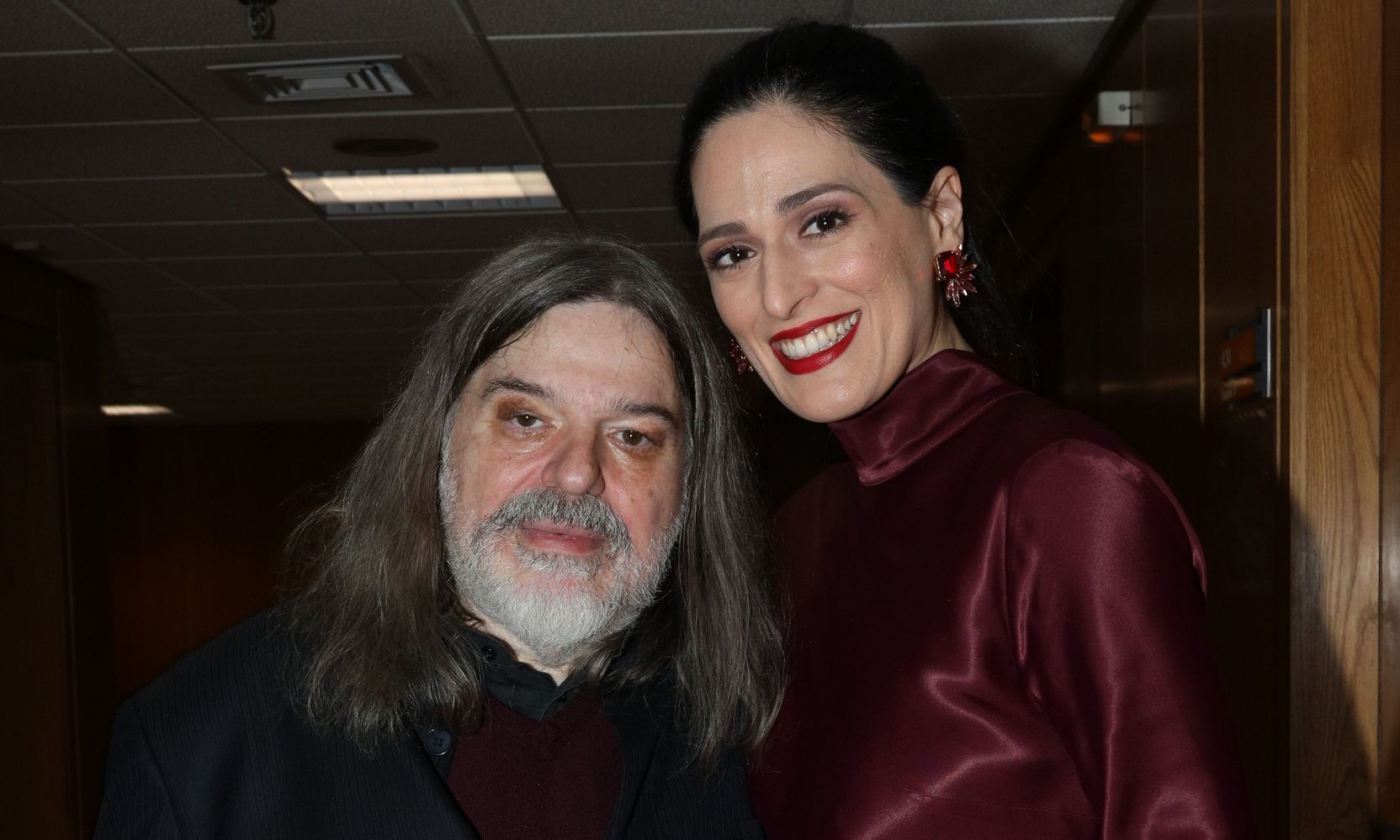 Βερόνικα Δαβάκη: Εντυπωσίασε με total burgundy εμφάνιση στο πλευρό του Δημήτρη Παπαδημητρίου!