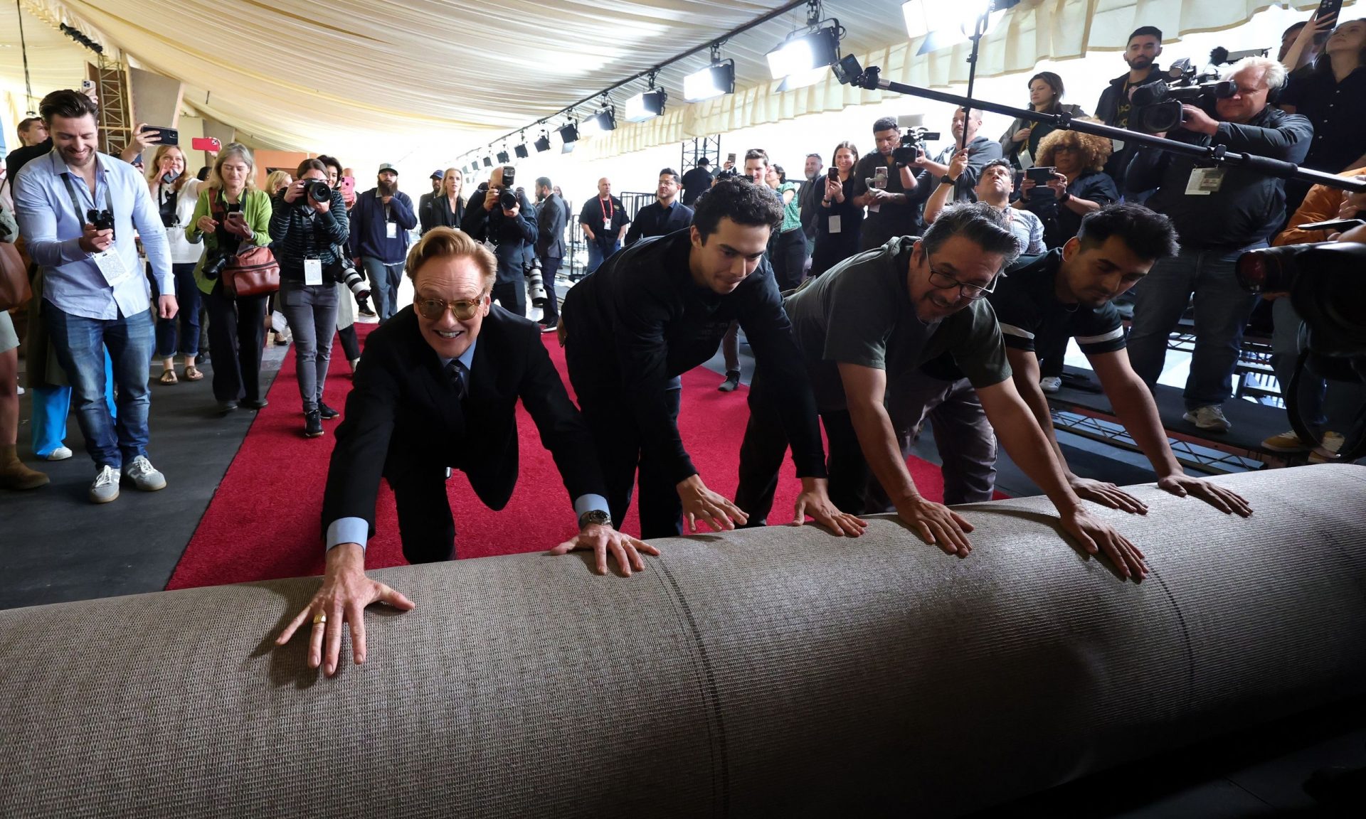 Το κόκκινο χαλί περιμένει τις πιο σικ σταρ - Ξέρατε ότι η ιστορία του κρατάει από την Αρχαία Ελλάδα;
