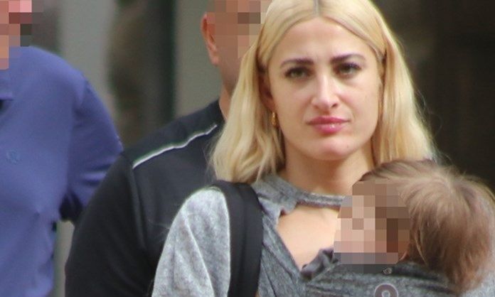 Ιωάννα Τούνη: Αγκαλιά με τον μικρό Πάρη στο συλλαλητήριο των Τεμπών στη Θεσσαλονίκη