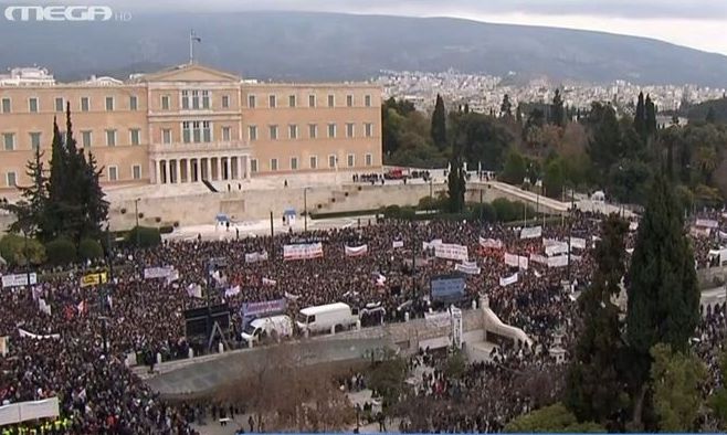 Δεν έχω οξυγόνο – Λαοθάλασσα στις πορείες για τα Τέμπη