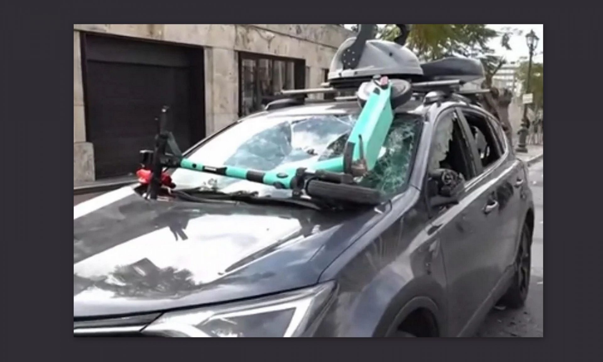 Τέμπη - Επεισόδια στο Σύνταγμα: Έσπασαν το όχημα του ΣΚΑΪ