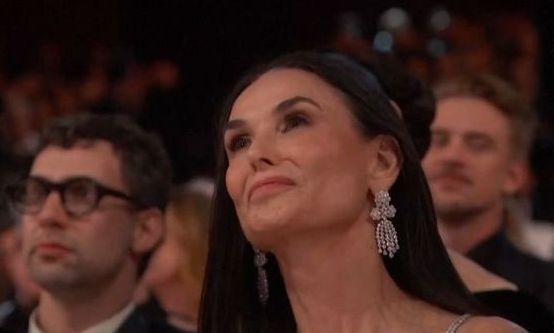 Ντέμι Μουρ: Η αξιοπρεπής στάση για την ήττα στα Όσκαρ & τα συγχαρητήρια στην 25χρονη αντίπαλό της