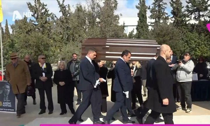 Αλέξης Κούγιας: Η στιγμή που φτάνει η σορός του στην εκκλησία για την εξόδιο ακολουθία