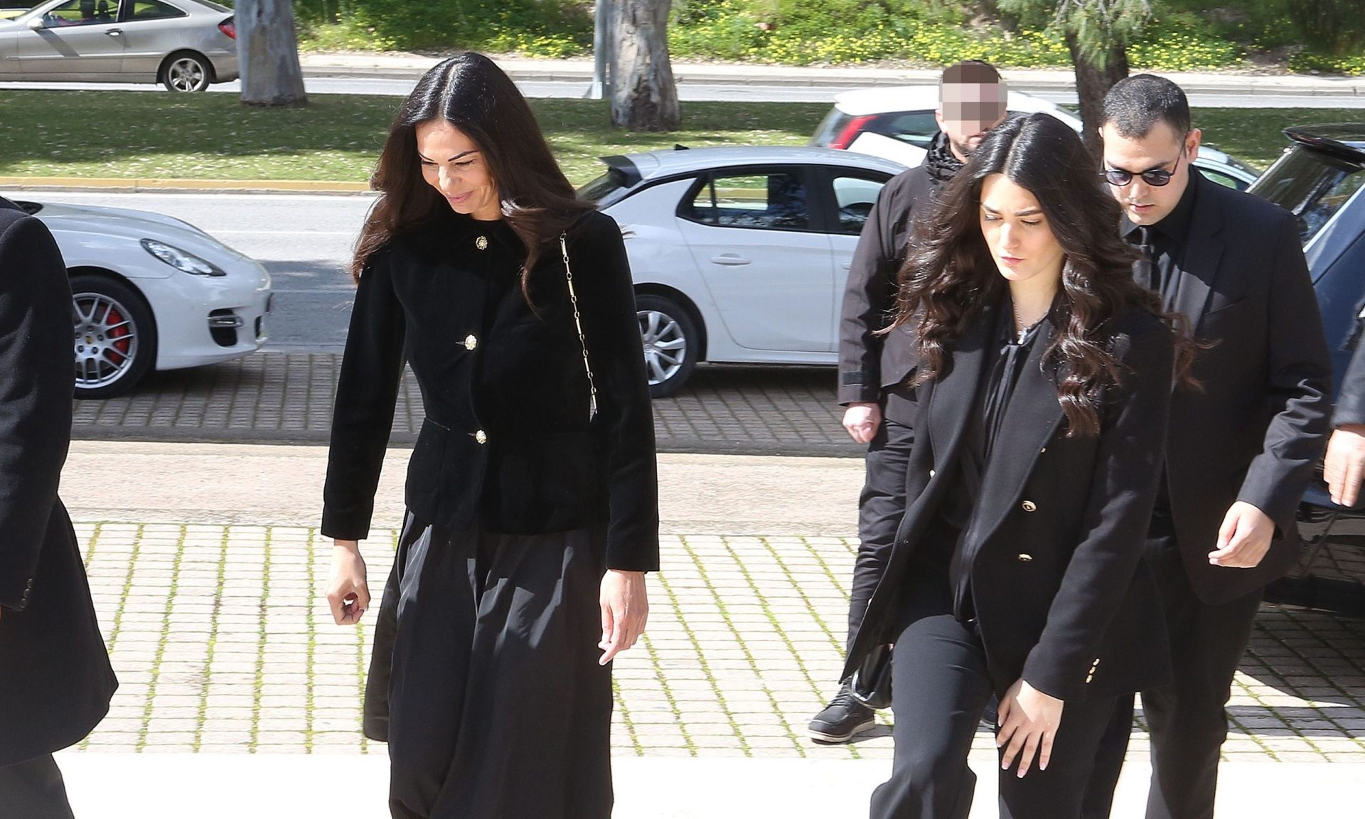 Κηδεία Αλέξη Κούγια: Συντετριμμένα τα παιδιά του και η Εύη Βατίδου