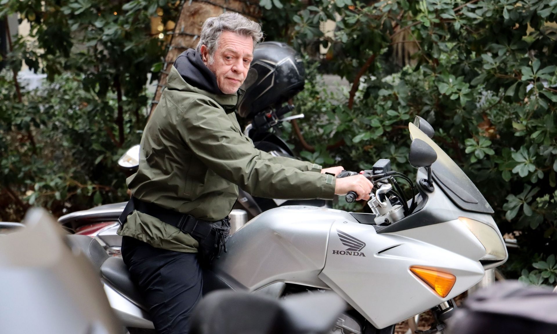 Γιάννης Τσορτέκης: Ο ηθοποιός σε μια cool εμφάνιση με τη μηχανή του στους δρόμους της Αθήνας!