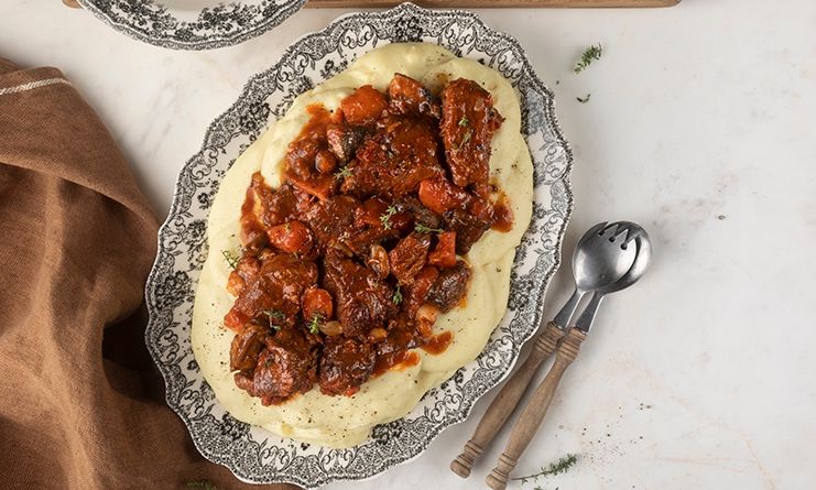 Μοσχάρι μπρεζέ με μανιτάρια και κόκκινο κρασί από τον Άκη Πετρετζίκη