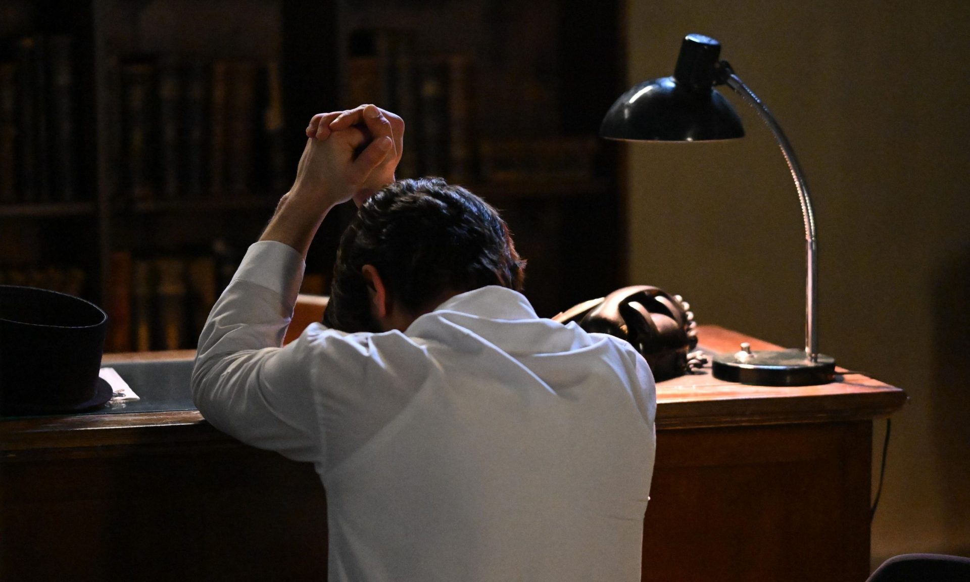 Άγιος έρωτας: Ο πατήρ Νικόλαος παλεύει με την πίστη του