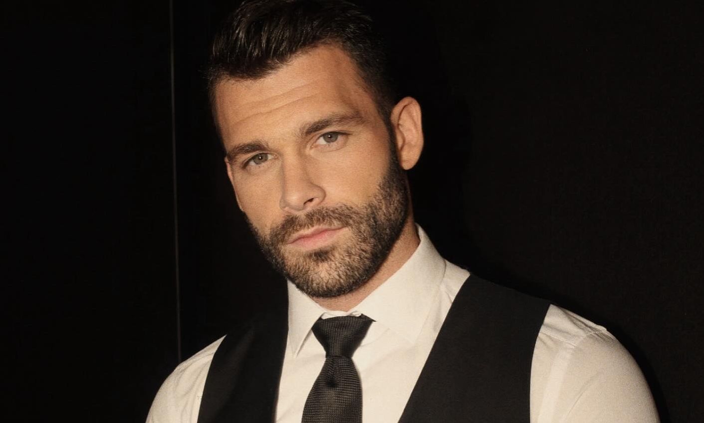 Σχίζας σε ρεπόρτερ: «Θα σου απαντούσα από που περνάει ο έρωτας αλλά μετά τις 12»