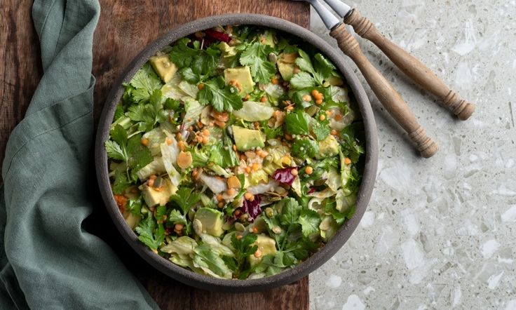 Θρεπτική σαλάτα με φακές και κινόα από τον Άκη Πετρετζίκη
