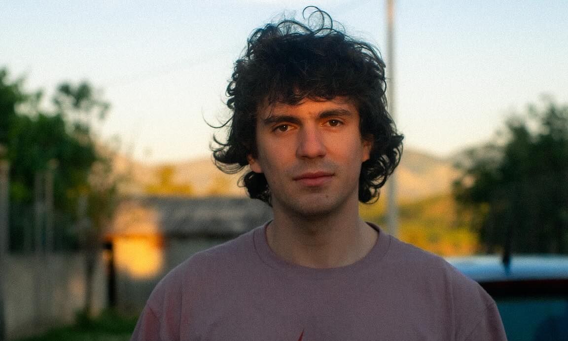 Δημήτρης Καπουράνης: «Αυτό πού ονομάζεται πατρίδα είναι κάτι που κουβαλάμε πάντα μέσα μας»