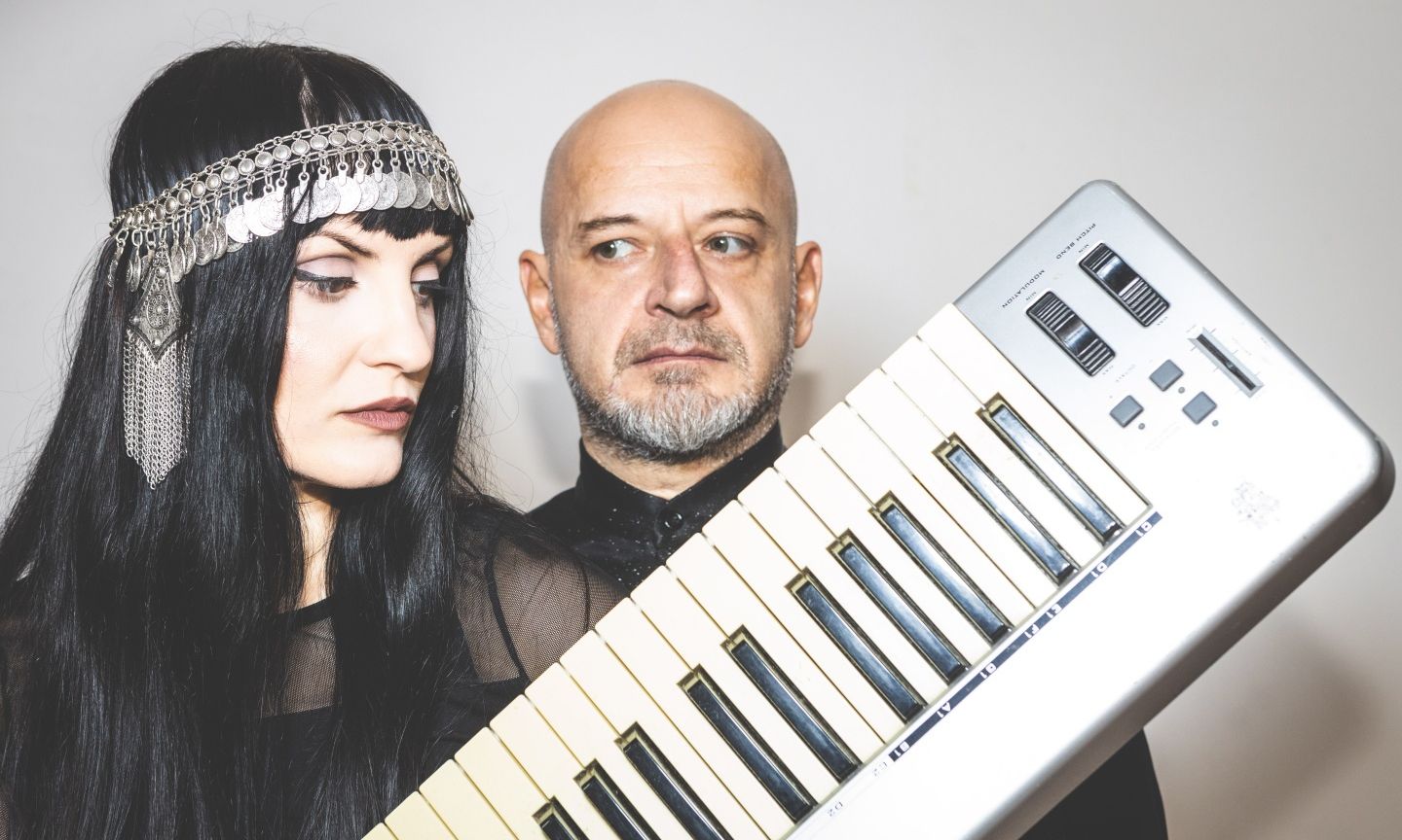 Eurovision 2025 – Αλβανία: Το δίδυμο που... νοσταλγεί την ιδιαίτερη πατρίδα του -Ακούστε το τραγούδι