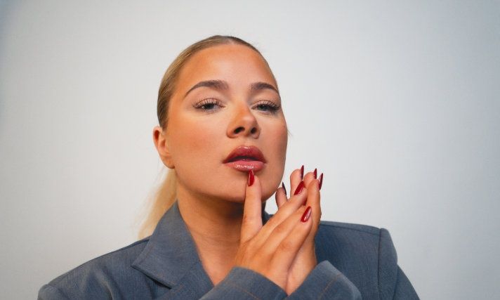 Eurovision 2025 – Δανία: Μία φαν του διαγωνισμού κάνει το όνειρό της πραγματικότητα!