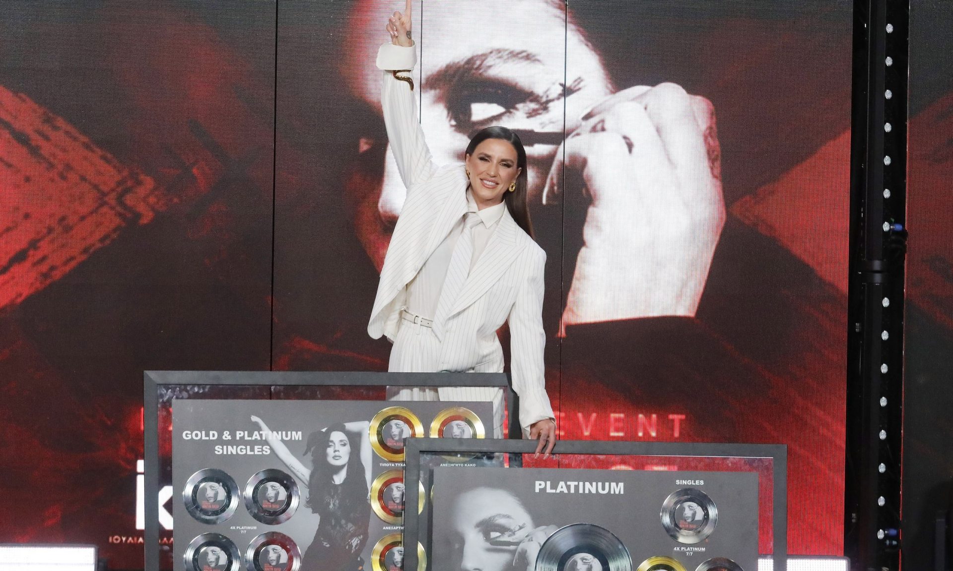 Ιουλία Καλλιμάνη: Η απονομή για τον πλατινένιο δίσκο “Κόντρα Παιδί” και οι επώνυμοι καλεσμένοι