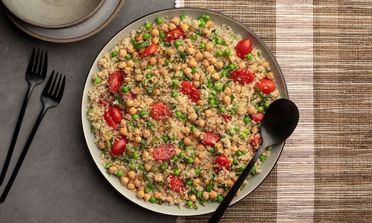 Θρεπτική σαλάτα με κινόα και ρεβίθια από τον Άκη Πετρετζίκη