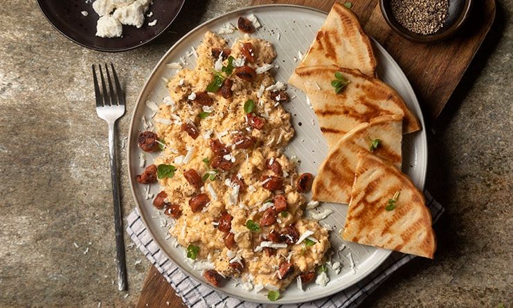 Ελληνικά scrambled eggs από τον Άκη Πετρετζίκη!