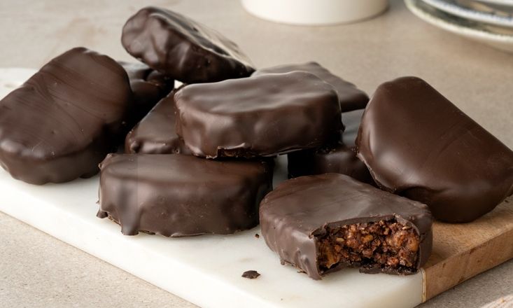 Καριόκες με γκρανόλα από τον Άκη Πετρετζίκη