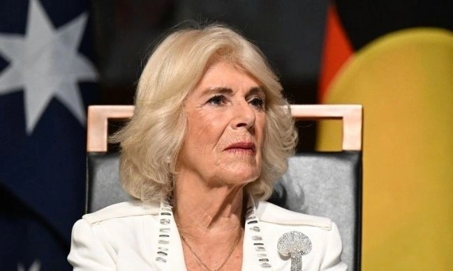 Βασίλισσα Καμίλα: Διακοπές στην Ελλάδα με ροζ καφτάνι και superyacht 30 εκατομμυρίων!