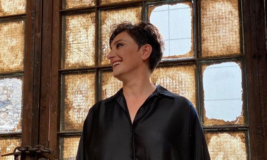 Η Ηρώ επιστρέφει και κυκλοφορεί το πιο ερωτικό ζεϊμπέκικο με τον πιο καλοκαιρινό τίτλο «Όλο το Μπλε»