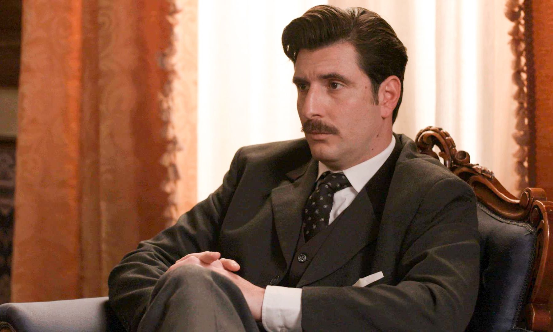 Grand Hotel: Ο Ρήγας κατηγορεί την Αλίκη ότι σκαλίζει συνεχώς το παρελθόν του