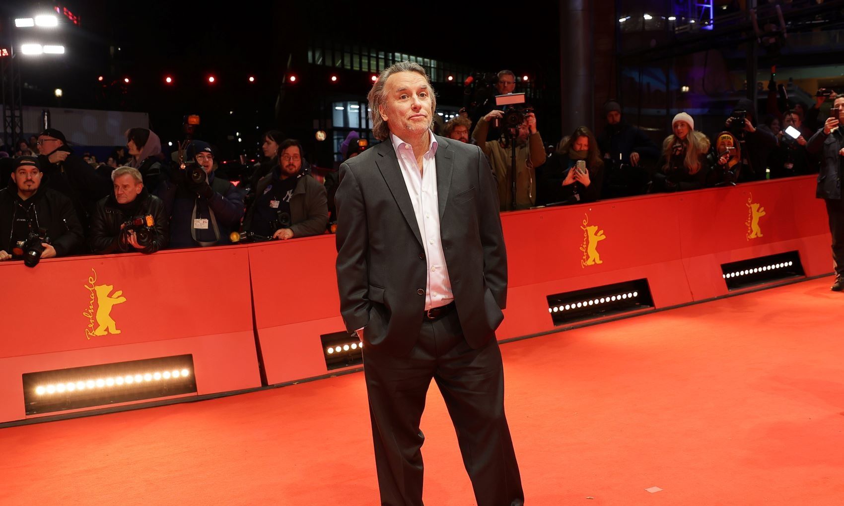 Κάννες 2025: Ο Ρίτσαρντ Λίνκλεϊτερ στο κόκκινο χαλί με την ταινία «Nouvelle Vague»