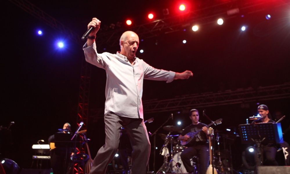 «Ο Δημήτρης Μητροπάνος φορούσε σακάκι για να κρύβει τον ορό και το σακουλάκι με τα φάρμακα»