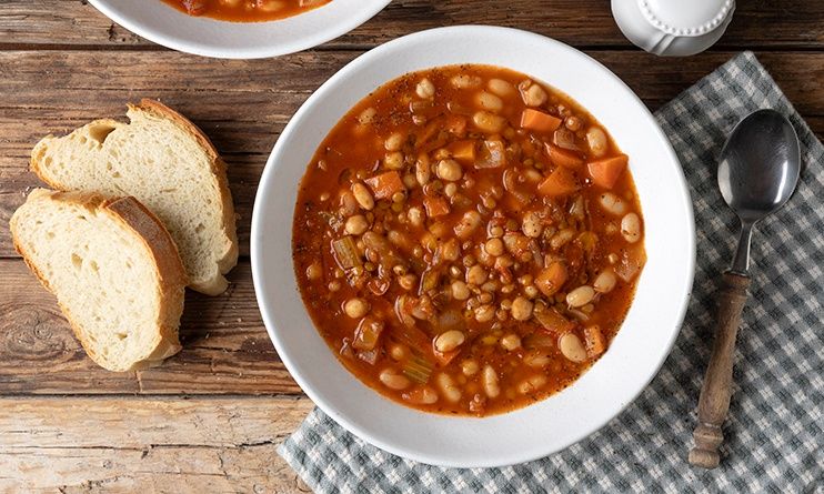 Οσπριάδα σούπα από τον Άκη Πετρετζίκη