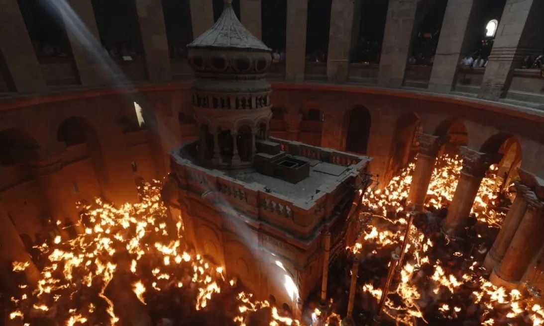 Το Άγιο Φως έφτασε στην Ελλάδα - Το πρόγραμμα για τη μεταφορά του σε όλη τη χώρα