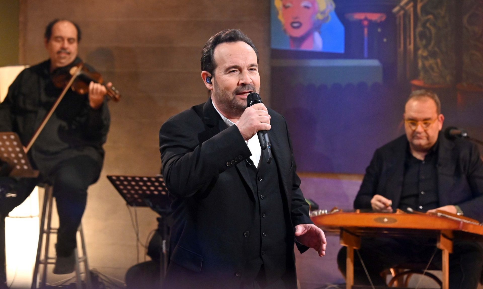 #Παρέα με τον Γιώργο Κουβαρά – Πασχαλινό γλέντι με εκλεκτά πρόσωπα & την Εστουδιαντίνα Νέας Ιωνίας