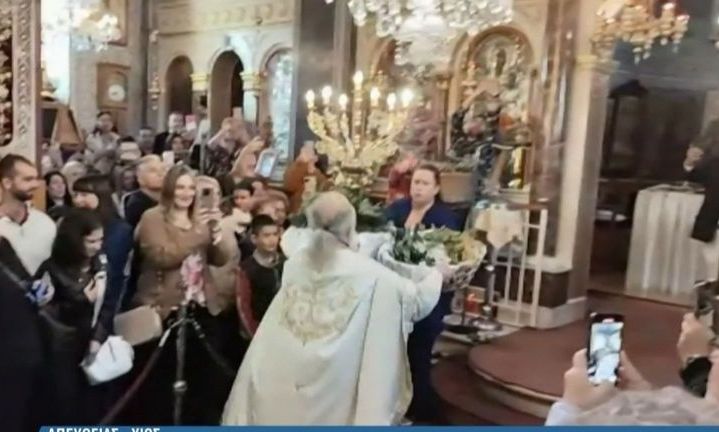 Πρώτη Ανάσταση στη Χίο με τον «ιπτάμενο ιερέα» – Εντυπωσιακές εικόνες & ρίγη συγκίνησης στο νησί!