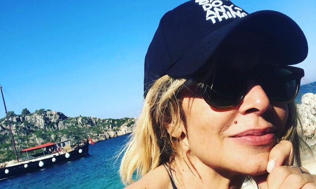 Η Άννα Βίσση ποζάρει με μαγιό στις Φιλιππίνες - Οι άψογες αναλογίες της στα 67 της χρόνια