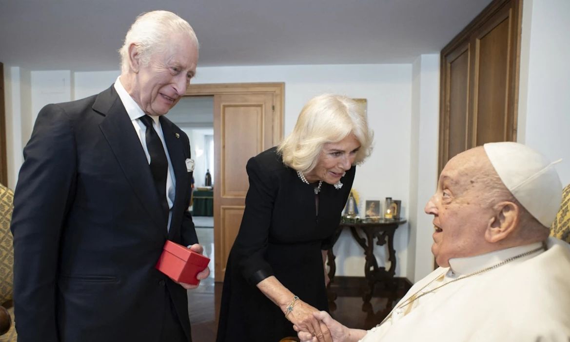 Βασιλιάς Κάρολος & Καμίλα: H ανακοίνωση για τον θάνατο του Πάπα Φραγκίσκου