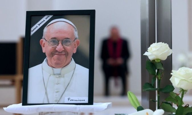 Συγκινητικά μηνύματα από τον κόσμο του Χόλυγουντ για τον θάνατο του πάπα Φραγκίσκου