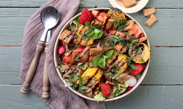 Ανοιξιάτικη σαλάτα με κράκερ βαλσάμικου από τον Άκη Πετρετζίκη