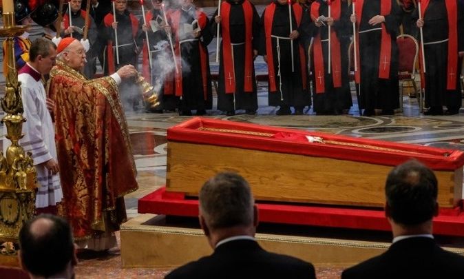 Το σκήνωμα του πάπα Φραγκίσκου μεταφέρθηκε στη Βασιλική του Αγίου Πέτρου για λαϊκό προσκύνημα