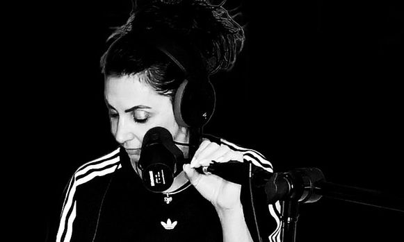 Evgenia: Μας παρουσιάζει live από το στούντιο ηχογράφησης «Τα Αγαπημένα» της τραγούδια (βίντεο)